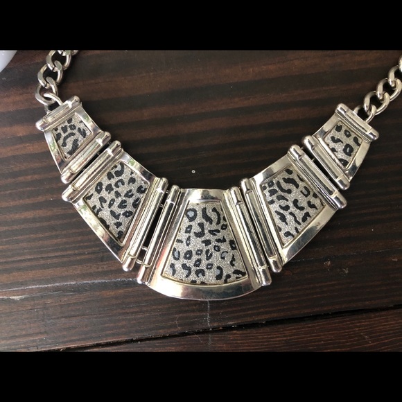 🐆Silver Leopard Print Sparkly Statement Necklace - Picture 1 of 5